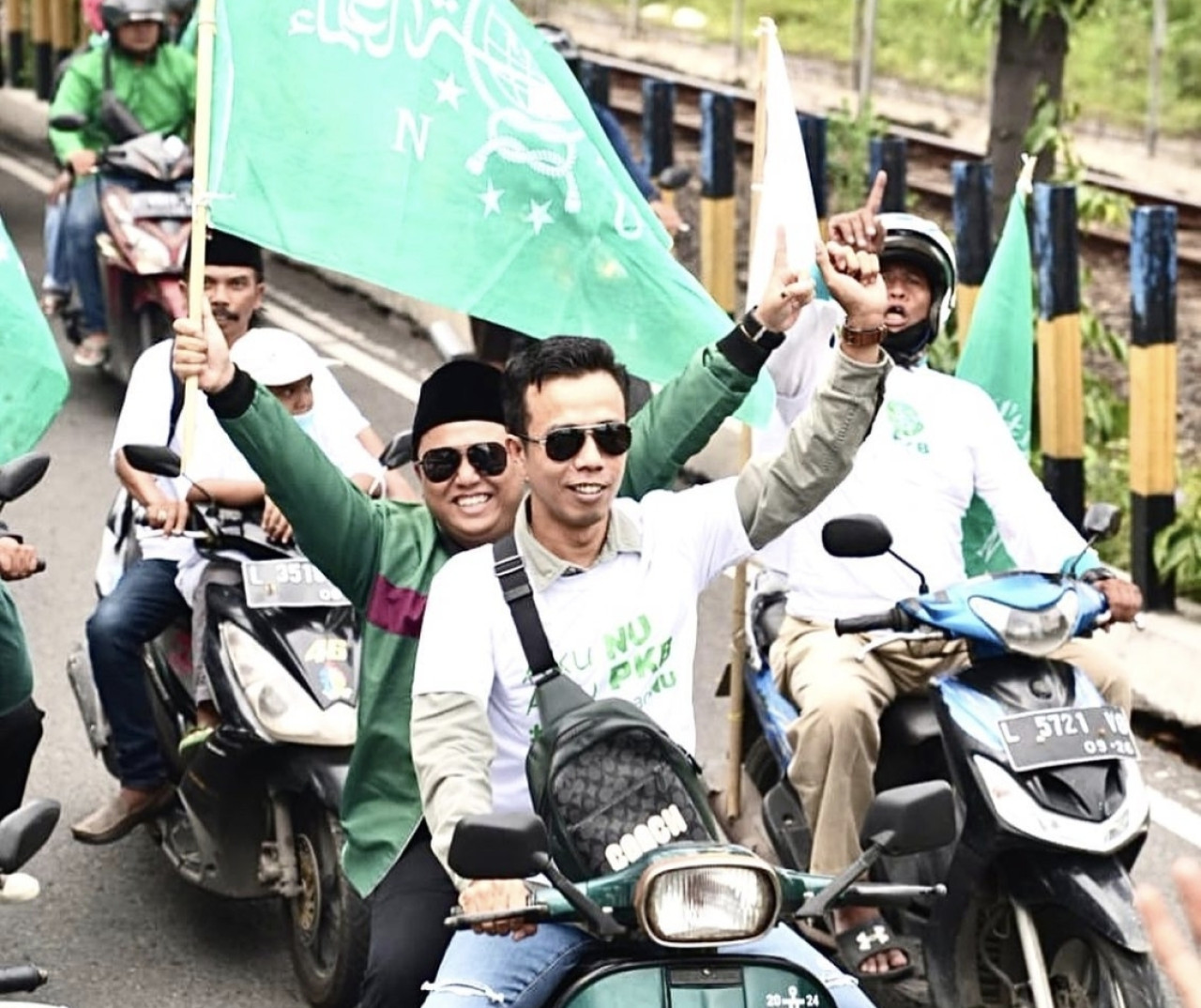 Multazam (kopyah hitam) bersama Ketua Fraksi PKB DPRD Jatim Fauzan Fuadi (foto: Rizal for jatimnow.com)