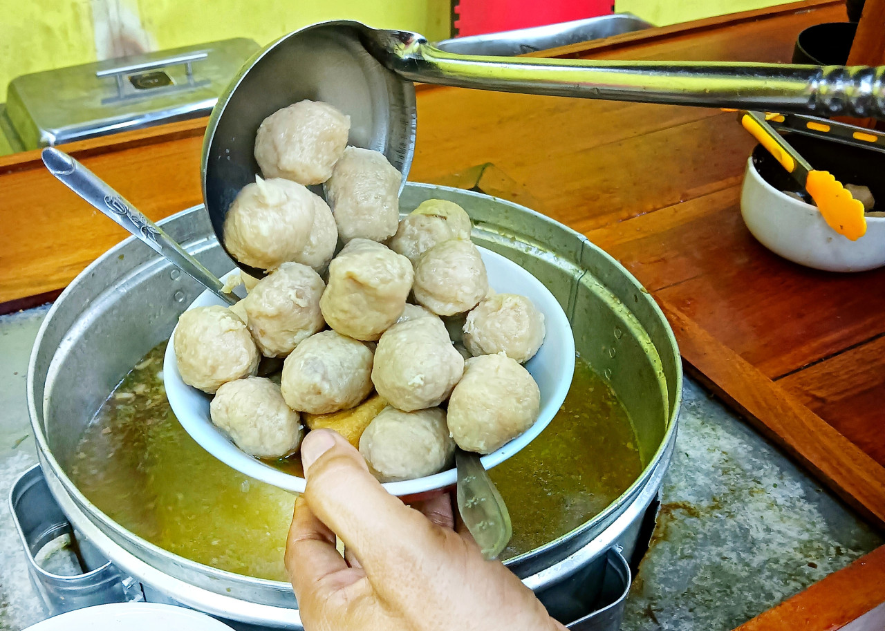 Bakso viral sepuasnya Sak Karepmu di Jalan Bhayangkari Juwet Kenongo Porong Sidoarjo. (Foto: Ahaddiini HM/jatimnow.com).