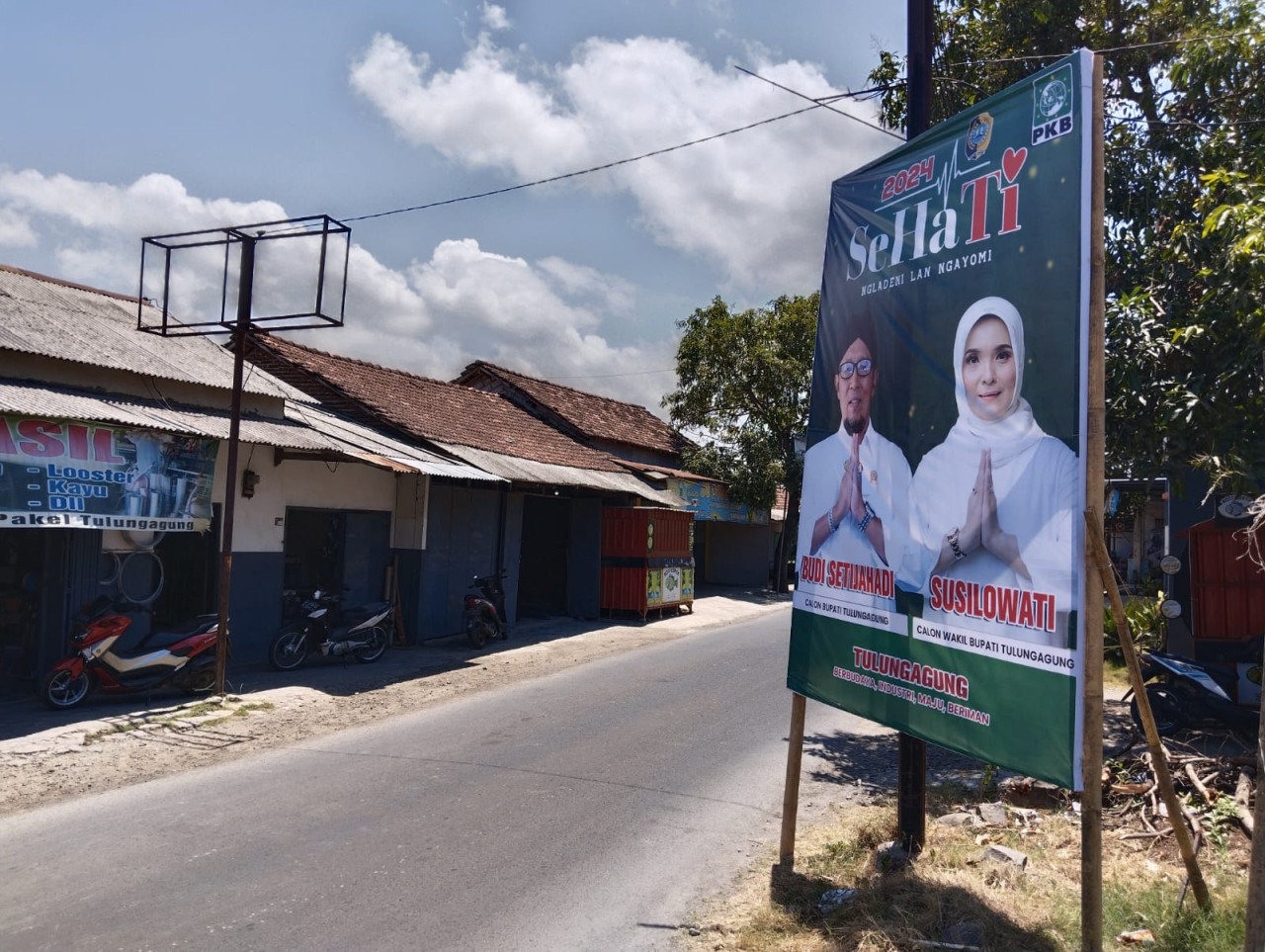 Baliho Bapalson yang mencatut logo Pemkab Tulungagung. (Foto: Bramanta Pamungkas/jatimnow.com)