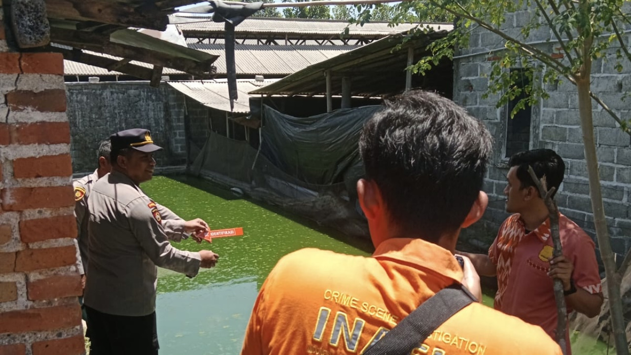 Polisi saat melakukan olah TKP di lokasi kejadian. (Foto: Polres Tulungagung/jatimnow.com)