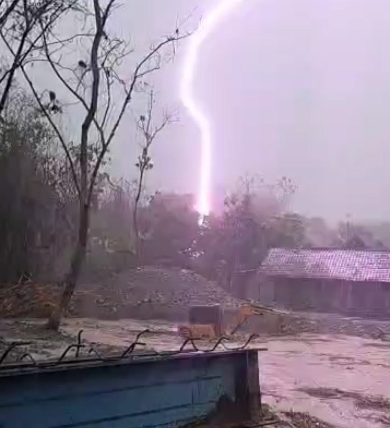 Jembatan Darurat Hanyut Diterjang Banjir Bandang di Kawasan Selatan Bojonegoro