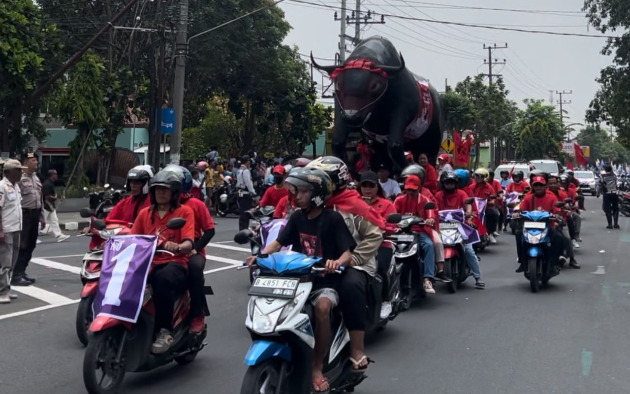 Salah satu rombongan pengarak Vinanda - Gus Qowim. (Foto: Yanuar Dedy/jatimnow.com)