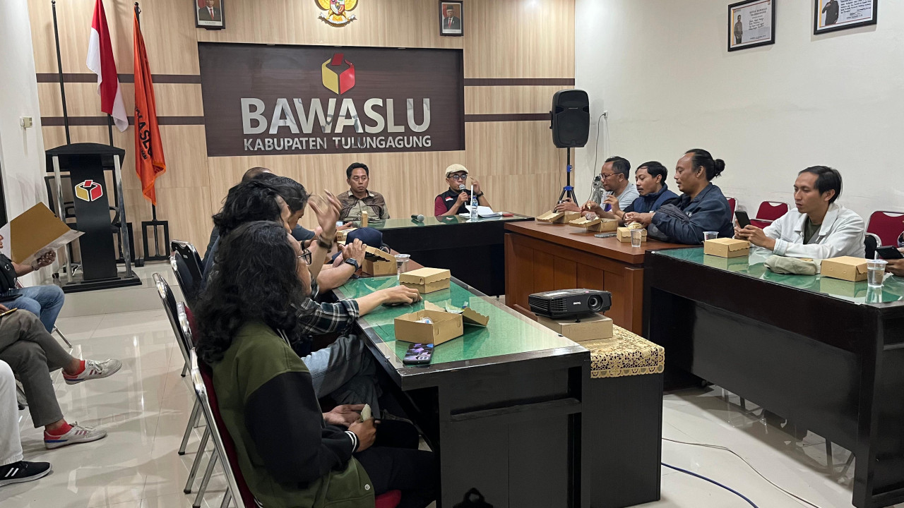 Bawaslu Tulungagung Minta Baliho Berlogo Pemkab Ditertibkan Mandiri