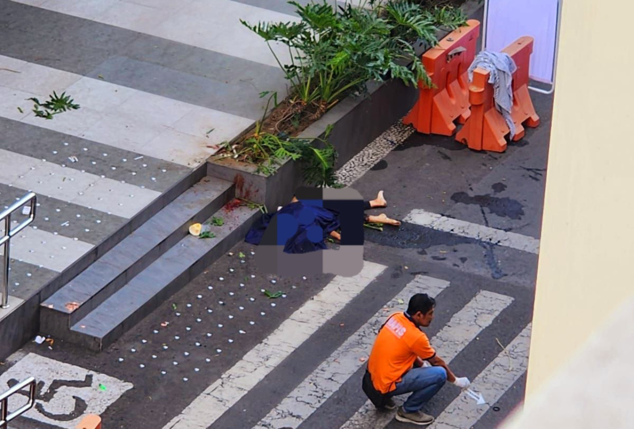 Kepolisian saat melakukan identifikasi di sekitar mayat korban di Universitas Ciputra Surabaya (foto: Mahrus for jatimnow.com)