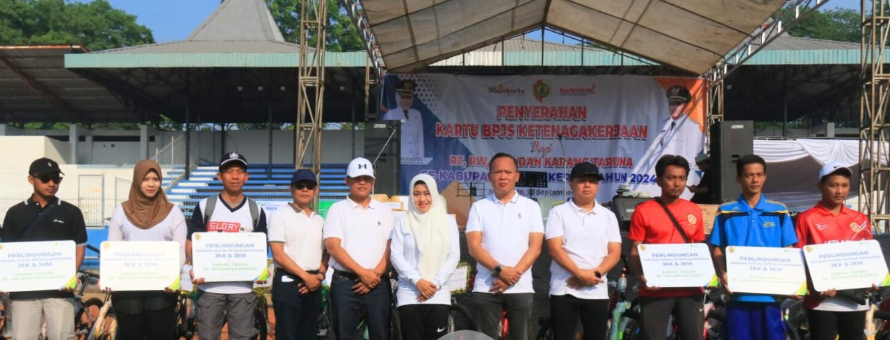 Bupati Ikfina usai menyerahkan BPJS Ketenagakerjaan pada perangkat LKD. (Foto: Humas Pemkab Mojokerto for jatimnow.com)