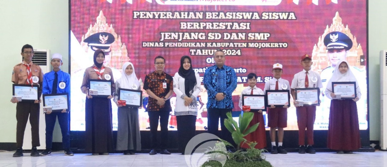 Bupati Mojokerto salurkan beasiswa untuk siswa berprestasi. (Foto: Humas Pemkab Mojokerto for jatimnow.com)