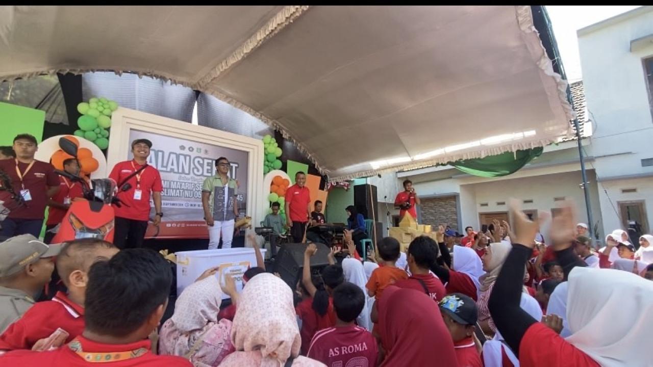 Bupati Ponorogo atau Kang Giri saat membagikan hadiah pada para peserta. (Foto: Ahmad Fauzani/jatimnow.com)