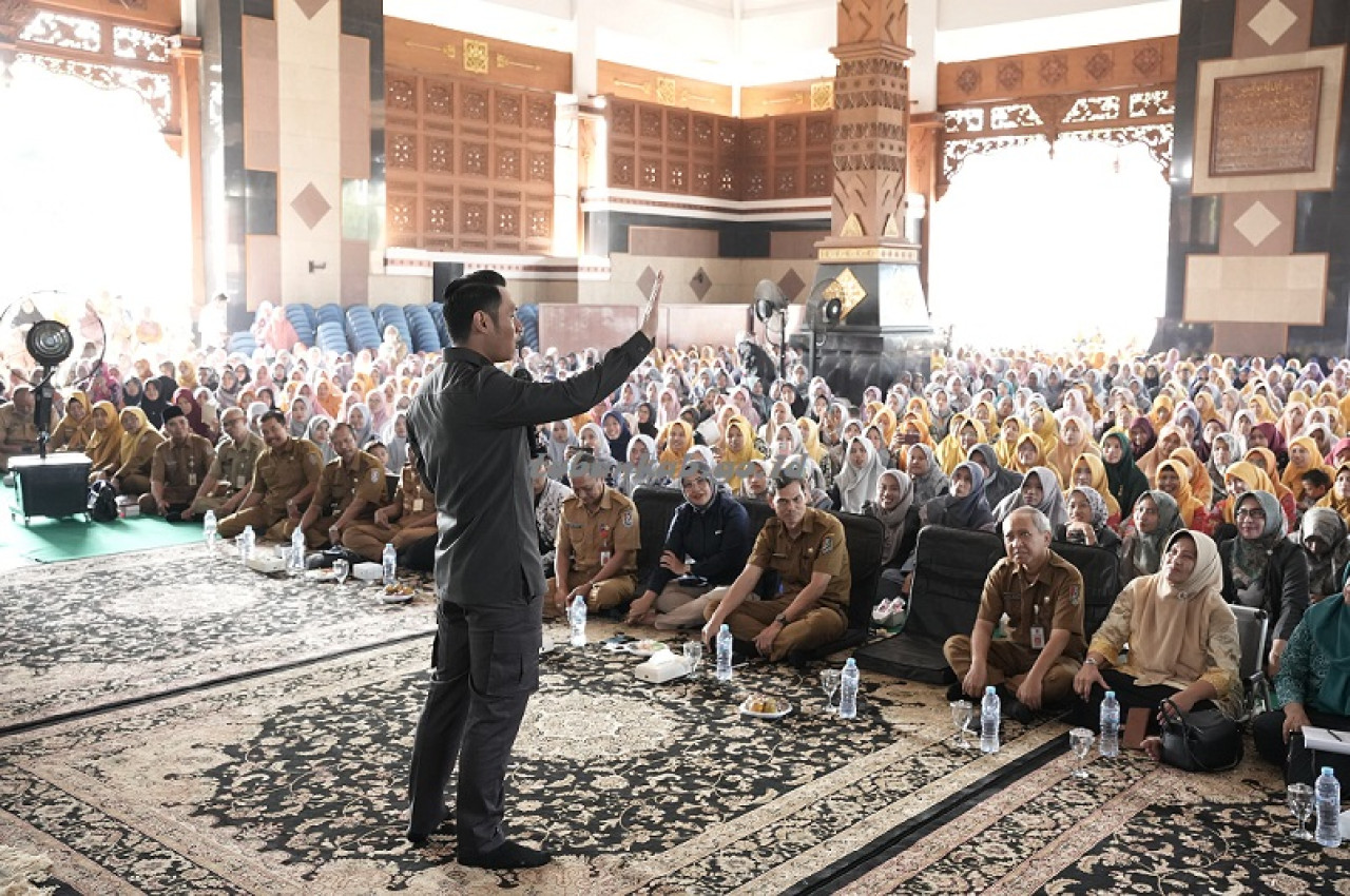 Bupati Tuban, Aditya Halindra Faridzki dalam acara Sosialisasi Penerima Insentif PAUD dan Penghargaan yang digelar di Pendapa Kridha Manunggal. (Foto: Humas Pemkab Tuban)