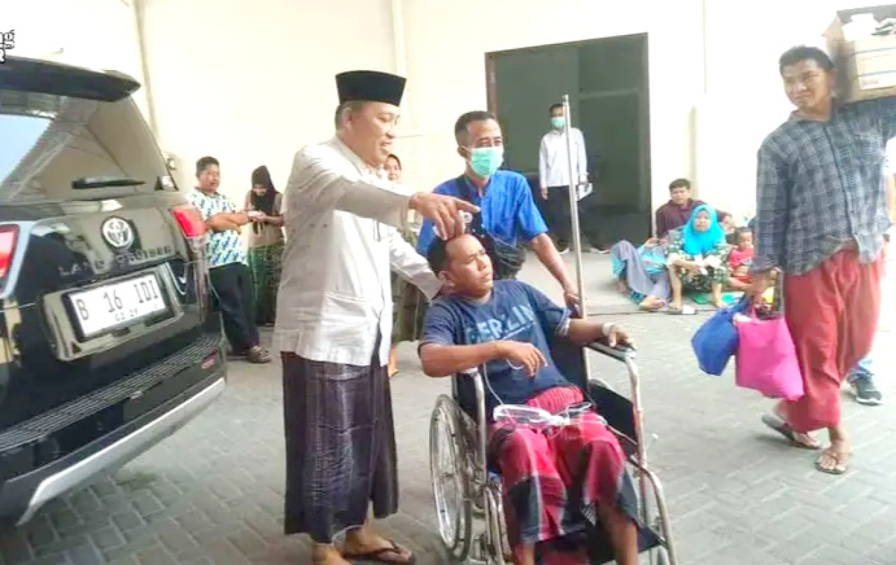 Calon bupati Sampang, Slamet Junaidi saat mengunjungi RSUD Moh Zyn Sampang. (Foto: Fathor Rahman/jatimnow.com)