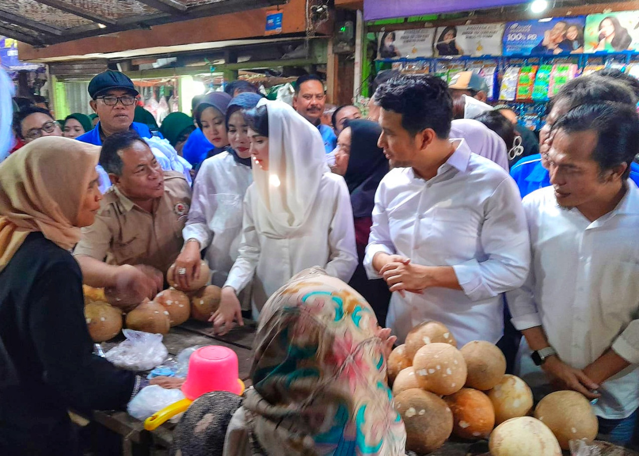 Cawagub Jatim Emil Dardak lakukan kunjungan ke pasar tradisional Larangan, Sidoarjo. (Foto: Ahaddiini HM/jatimnow.com)
