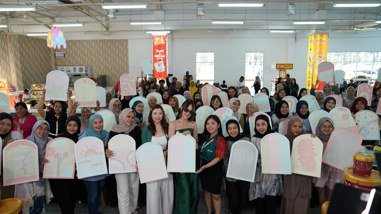 BA Avian, Cinta Laura saat mengkampanyekan Noda No Worry pada kelompok ibu rumah tangga (foto: Avian for jatimnow.com)
