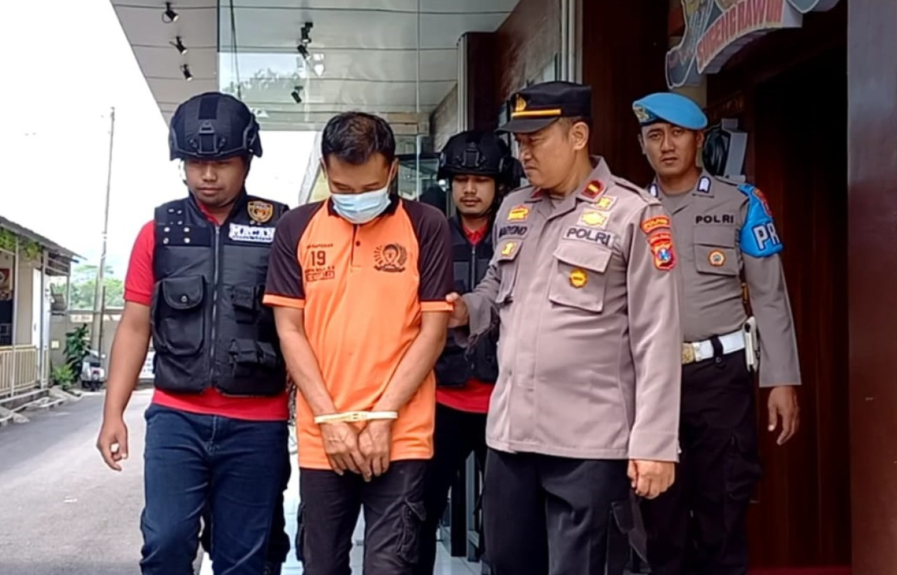 Tersangka saat dikeler Polres Trenggalek. (Foto: Bramanta Pamungkas/jatimnow.com)