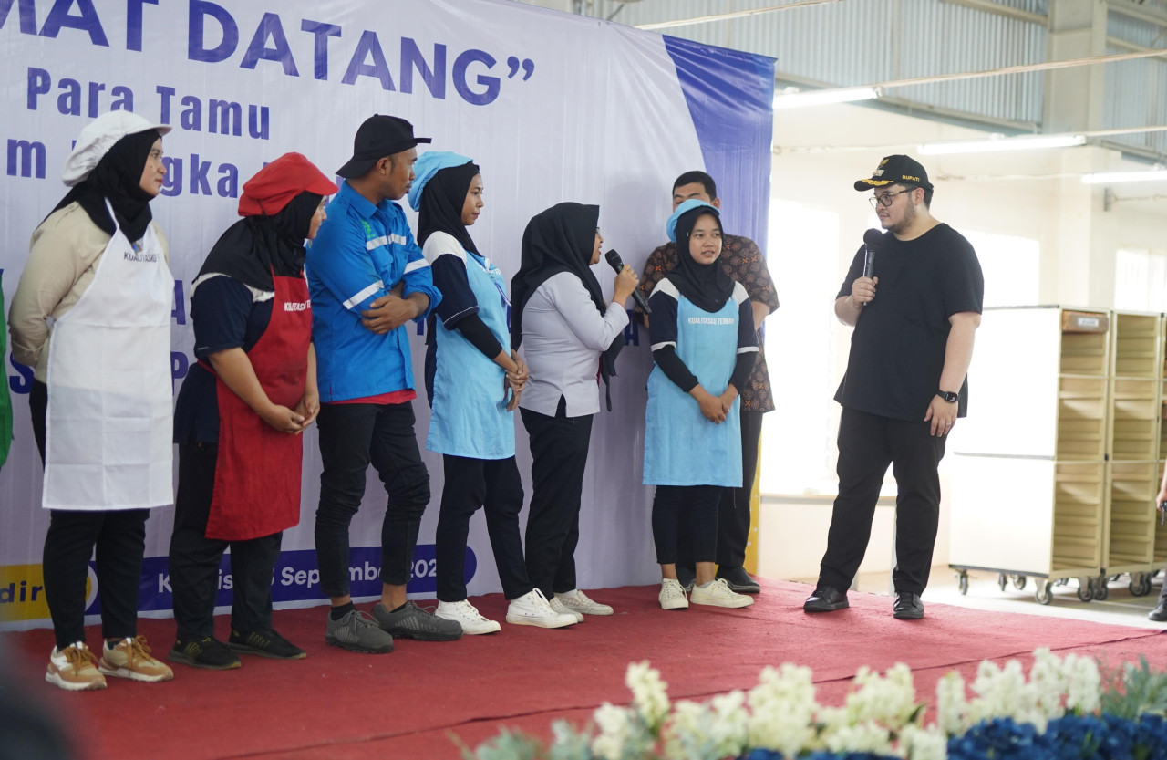 Mas Dhito menyerahkan BLT DBHCHT kepada buruh rokok di Pare. (Foto: Pemkab Kediri/jatimnow.com)