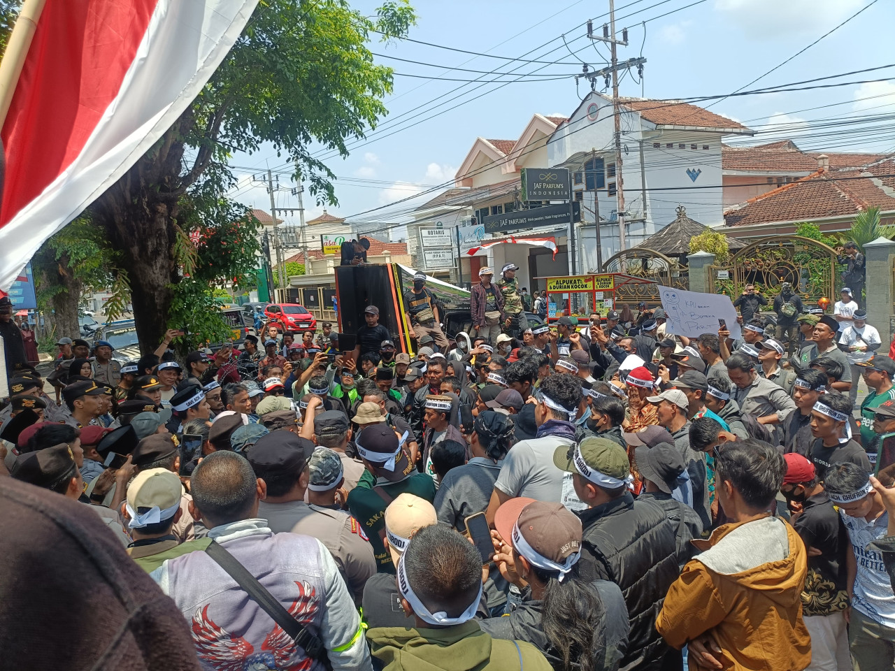 Ratusan Pendukung Ach. Ghufron Sirodj demo di Kantor KPU Jember (Foto: Sugianto/jatimnow.com)