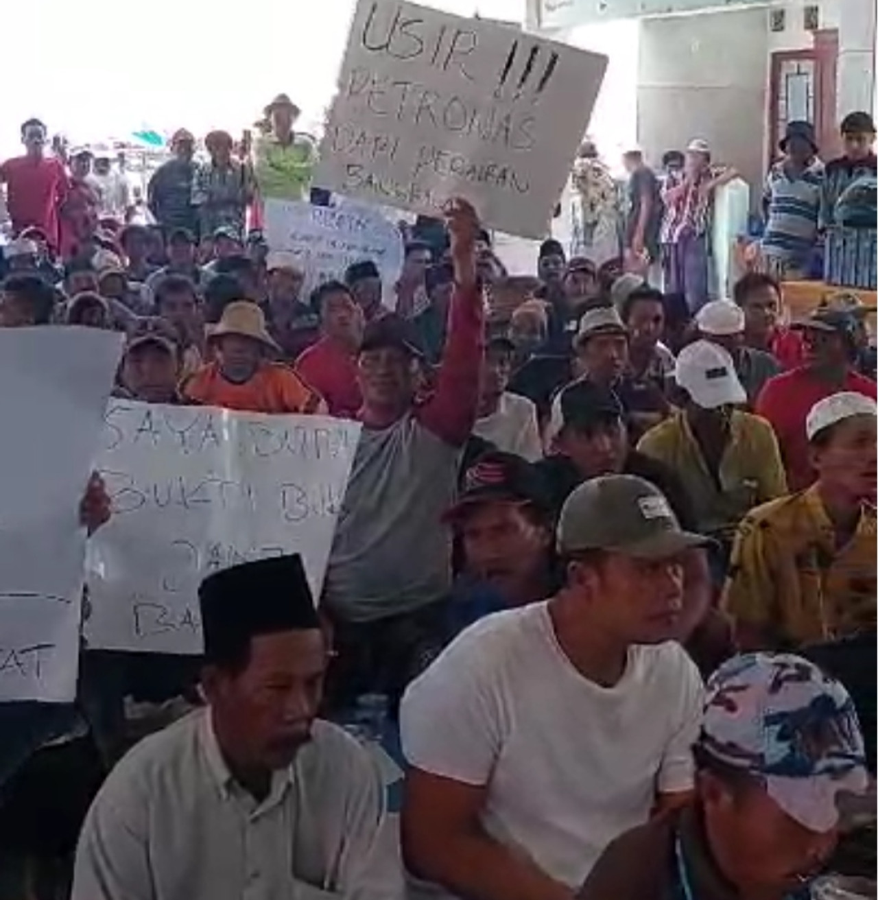 Nelayan Bangkalan Tuntut Ganti Rugi Petronas karena Hasil Tangkapan Berkurang