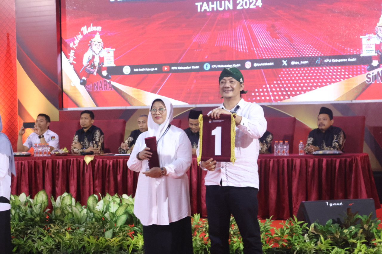 Deny - Mudawamah menunjukkan nomor urut 1 di Pilkada Kediri 2024. (Foto: Yanuar Dedy/jatimnow.com)