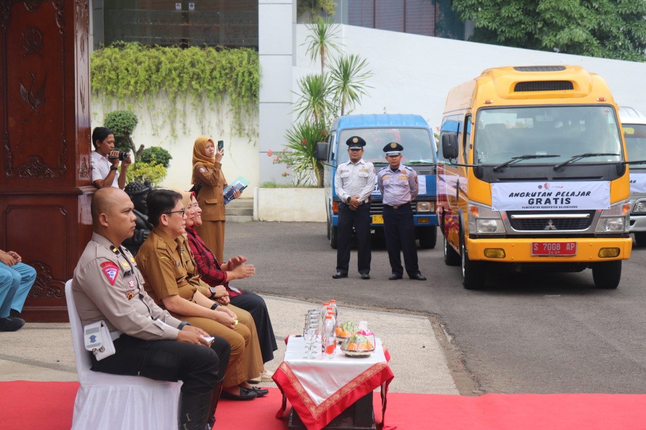 Pj Bupati Bojonegoro Adrianto bersama Kepala Dishub Andik Sudjarwo saat meluncurkan program Angkutan Pelajar Gratis. (Foto: Misbahul Munir/jatimnow.com)