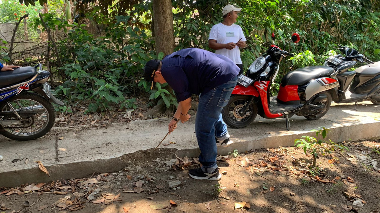 Anggota DPRD Jember didampingi Camat lakukan sidak proyek (Foto: Sugianto/jatimnow.com)