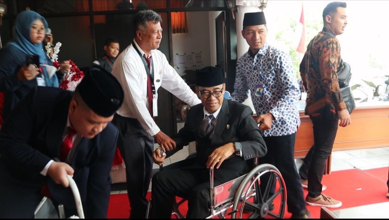 Moment Anggota DPRD Ponorogo Burhanudin Ucap Sumpah Janji di Atas Kursi Roda