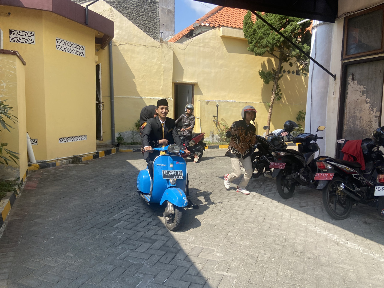 Ayatulloh Ali Syariati naik vespa. (Foto: Ahmad Fauzani/jatimnow.com)