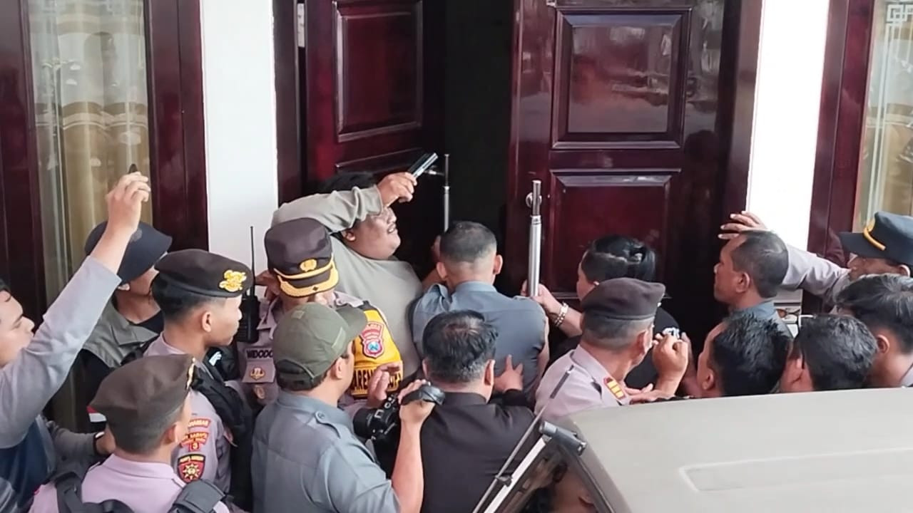 Eksekusi Rumah di Tulungagung Berlangsung Alot, Tergugat Melawan