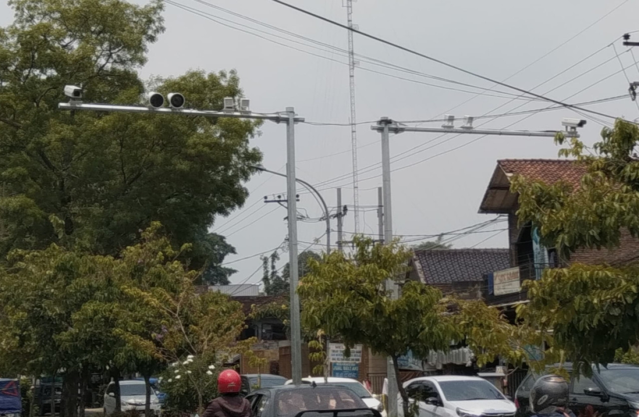 Kamera CCTV dan ETLE statis baru terpasang di Simpang Ki Ageng Gribig, Kota Malang. (Foto: Gerhana/jatimnow.com)