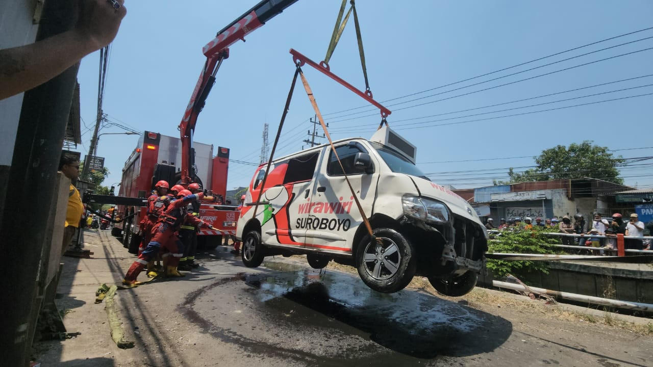 Feeder Wira Wiri Suroboyo Tercebur Sungai, Dishub: Hindari Pemotor Potong Jalan