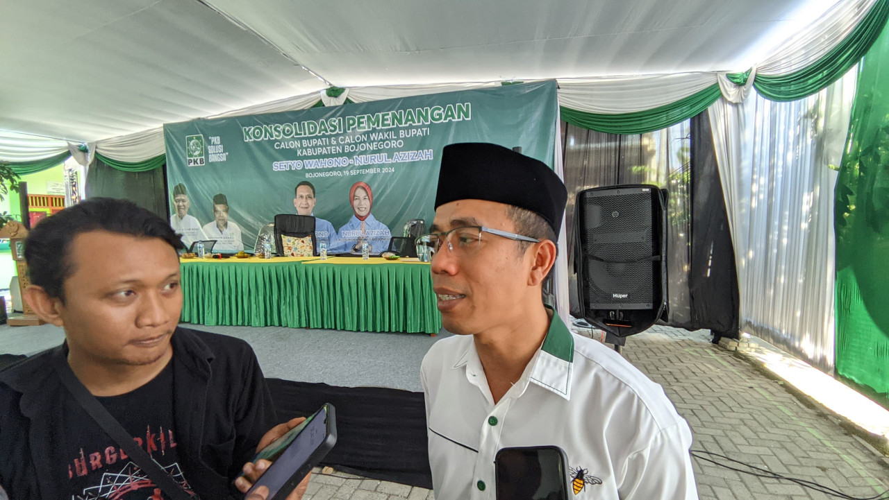 Ketua DPC PKB Bojonegoro Fauzan Fuadi saat ditodong pertanyaan awak media (foto Rizki for jatimnow.com)