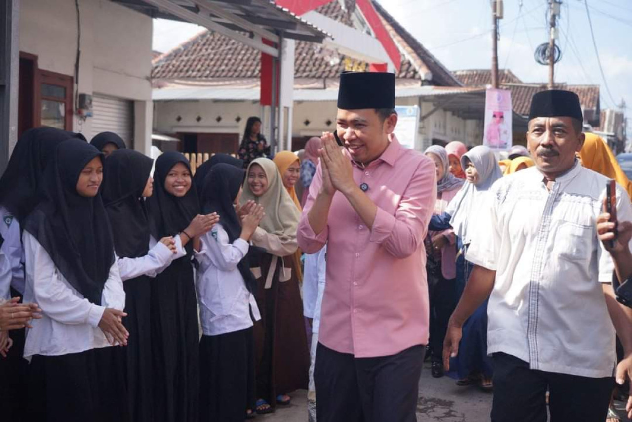 Muhammad Fawait dan Djoko Santoso saat menyapa para pendukungnya. (Foto: Khus for jatimnow.com)