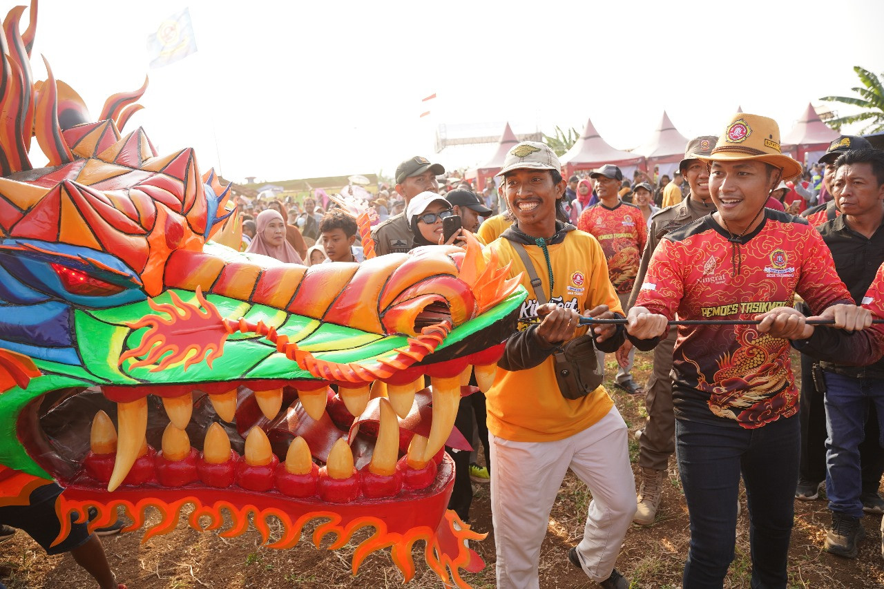 153 Layang-Layang Diterbangkan, Bupati Tuban Ungkap Pesan Moralnya
