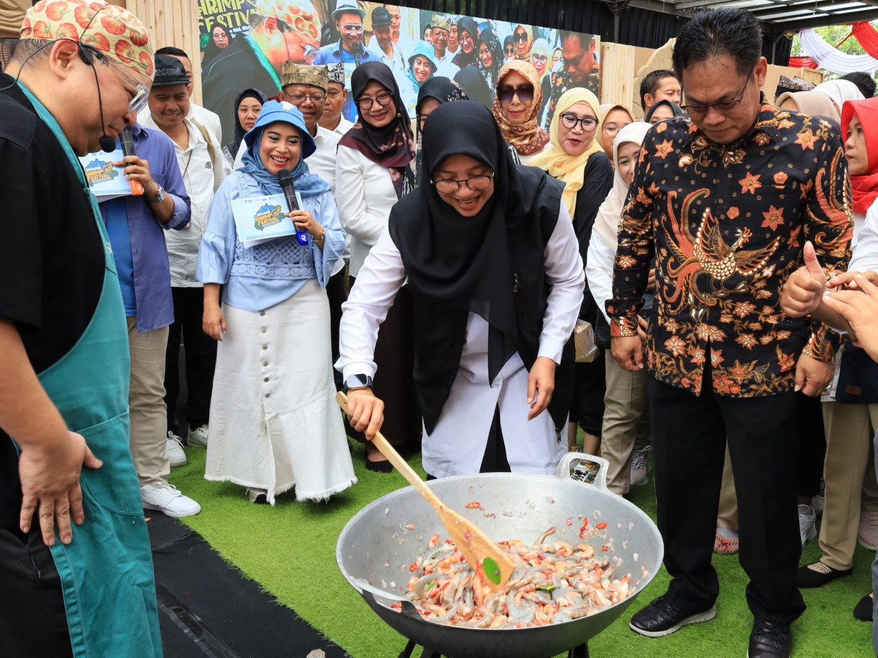 Bupati Ipuk Fiestiandani  di tengah Shrimp Festival. (Foto: Humas Pemkab Banyuwangi for jatimnow.com)