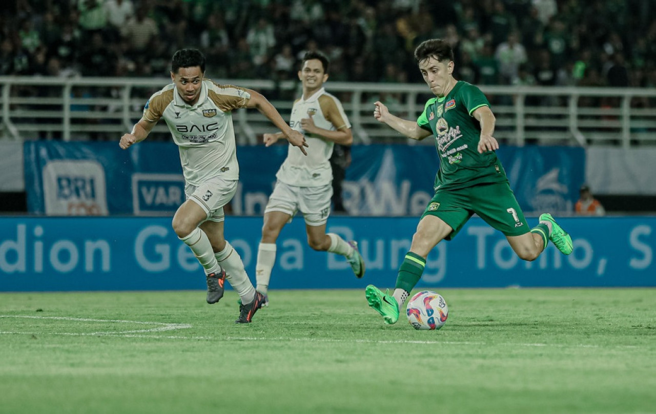 Francisco Rivera mencoba melewati penjagaan pemain Dewa United. (Foto: Persebaya)