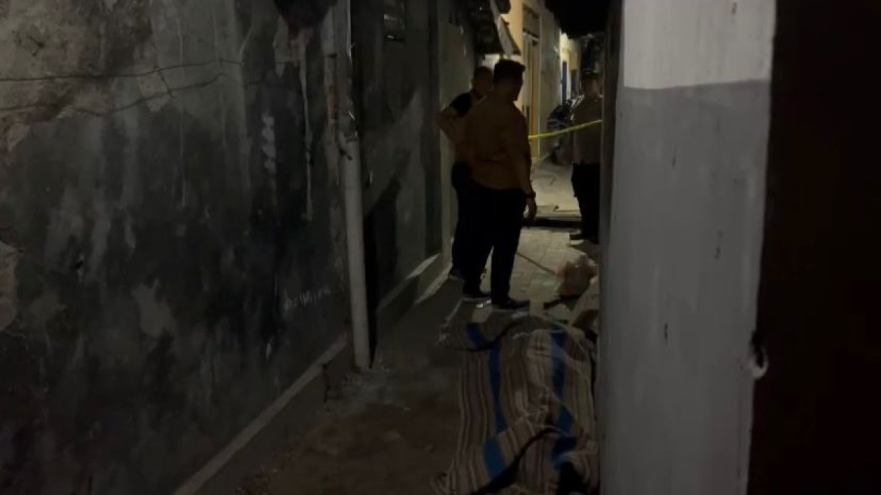 Polisi saat melakukan olah TKP kakak bunuh adik kandung di Kediri. (Foto: Yanuar Dedy/jatimnow.com)