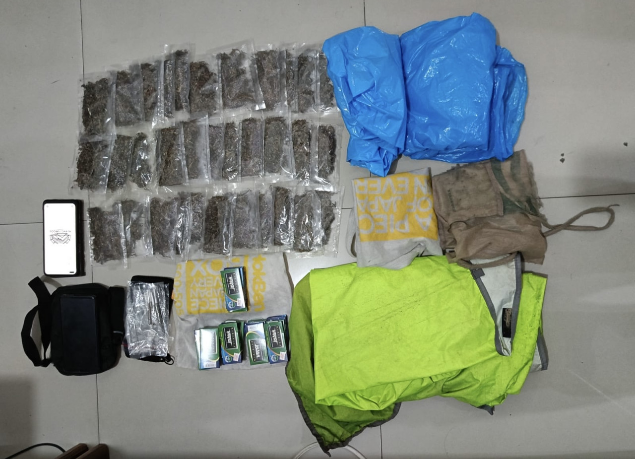 Barang bukti ganja yang sudah di-packing menjadi paket-paket kecil yang diantar oleh kurir lulusan S2 (Foto: Satresnarkoba/jatimnow.com).