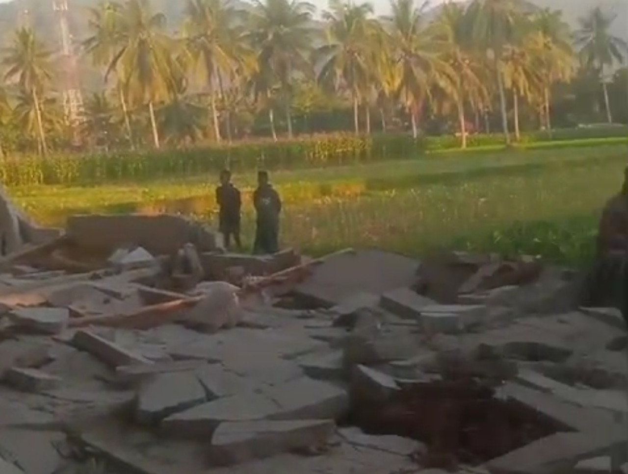 Bangunan gudang tembakau yang ambruk di Jember (Foto: Sugianto/jatimnow.com)