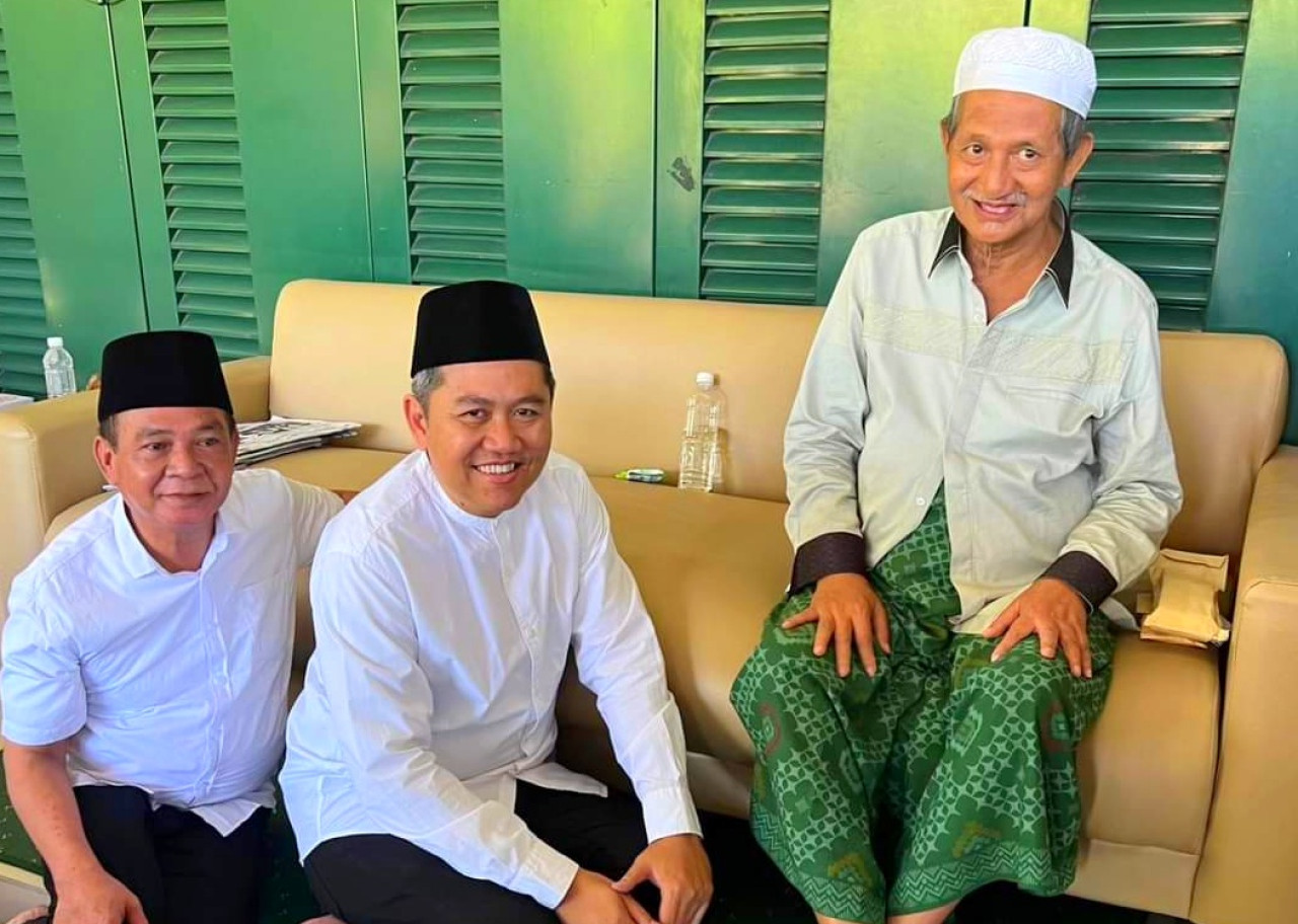 Kedekatan Mas Iin-Edi Widodo dengan Pengasuh Ponpes Bumi Shalawat (foto: Ahaddini/jatimnow.com)