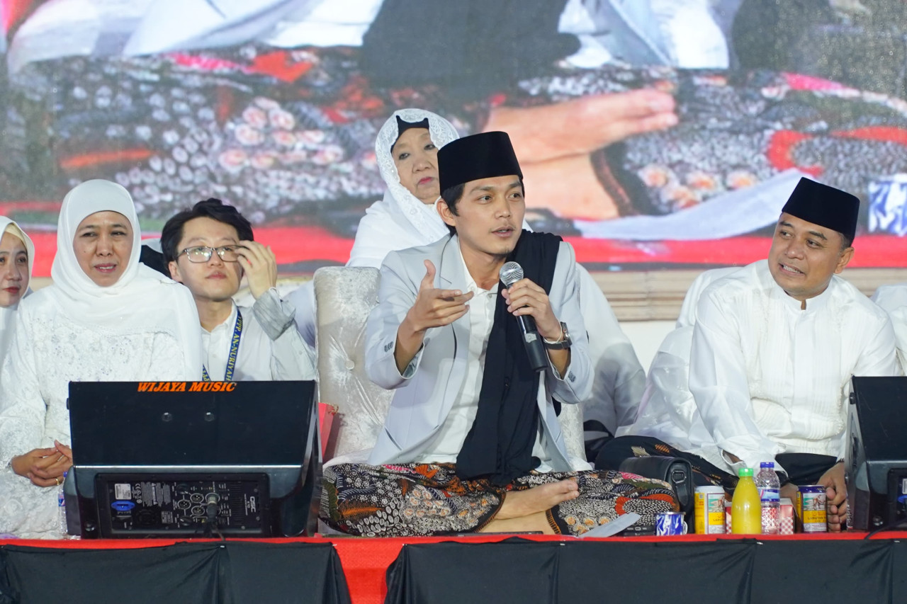 Moment kebersamaan Khofifah dan Eri Cahyadi saat kompak hadir di pengajian Gus Iqdam (dok.jatimnow.com)