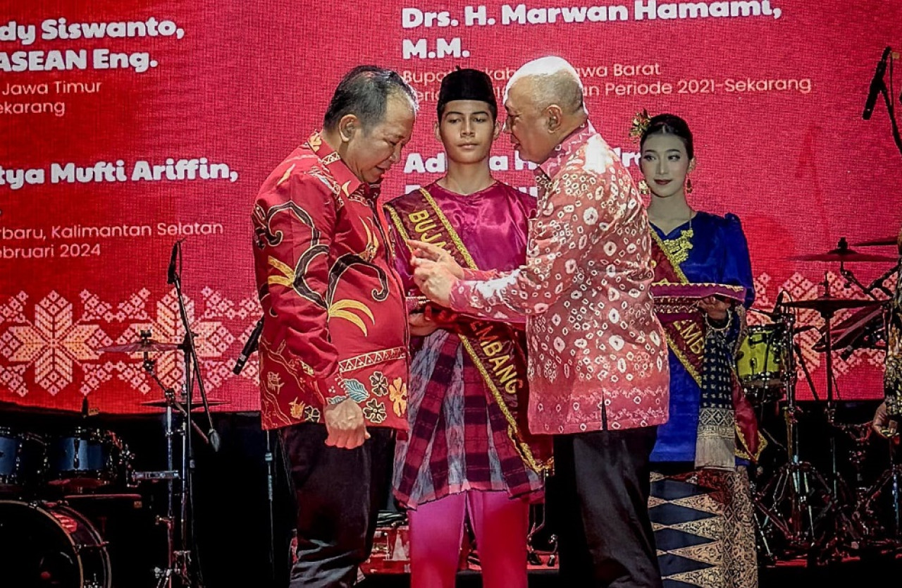 Bupati Jember Hendy Raih Award Tanda Jasa Bakti Koperasi dan UMKM