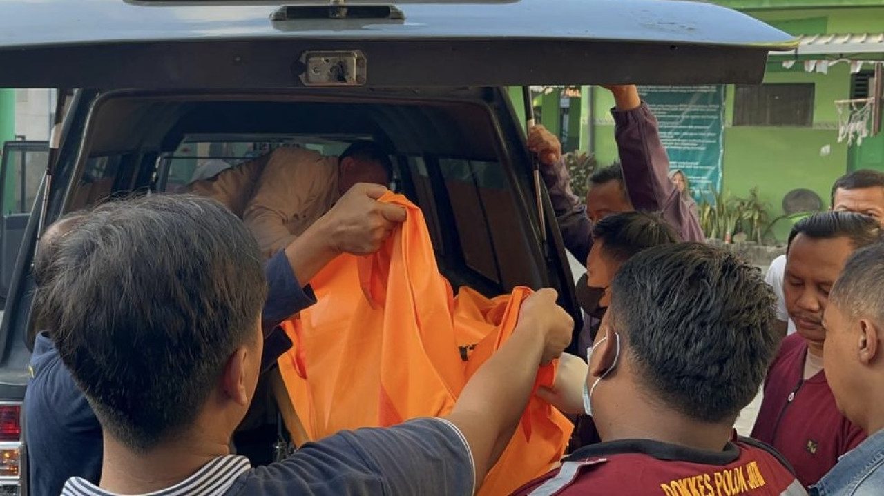 Evakuasi korban pembunuhan di Kediri. (Foto: Yanuar Dedy/jatimnow.com)