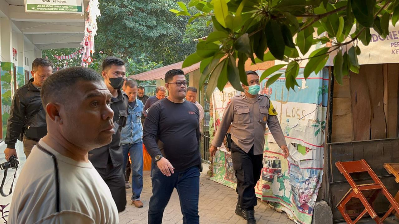 Polisi di lokasi ibu bunuh anak. (Foto: Yanuar Dedy/jatimnow.com)