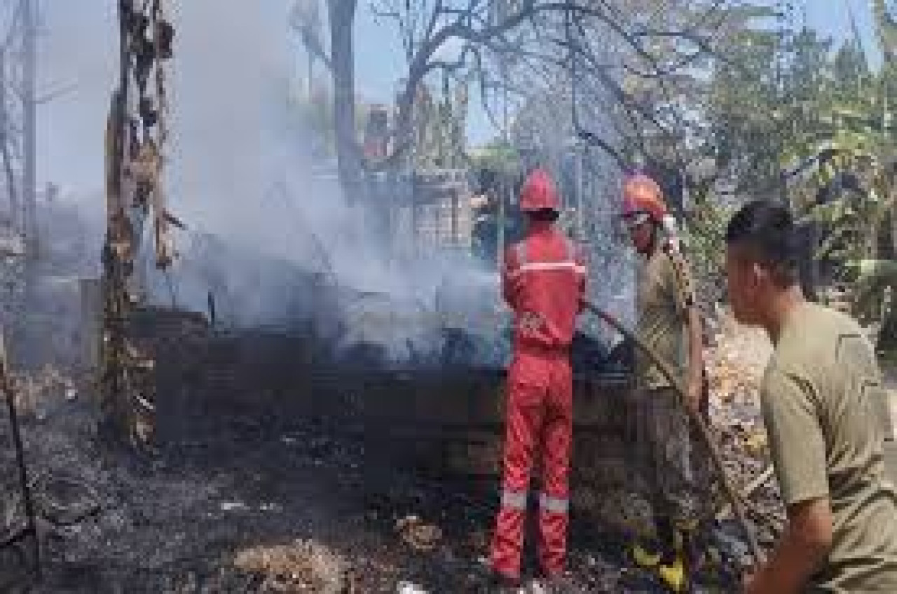 Ilustrasi pemadam kebakaran Tuban saat bertugas. (Foto: Humas Pemkab Tuban)