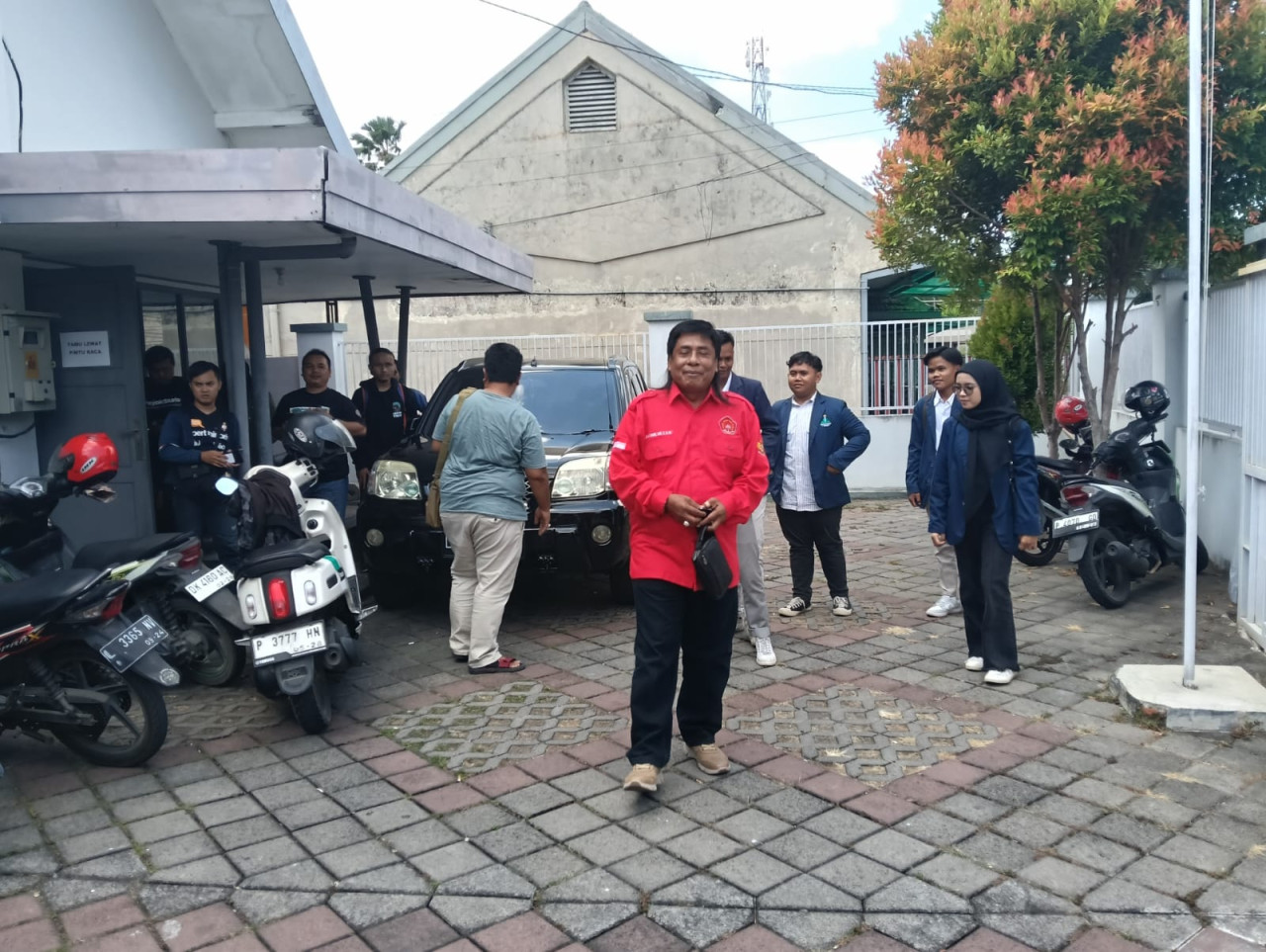 Ahmad Chairil Farid saat mendatangi Bawaslu Jember (Foto: Sugianto/jatimnow.com)