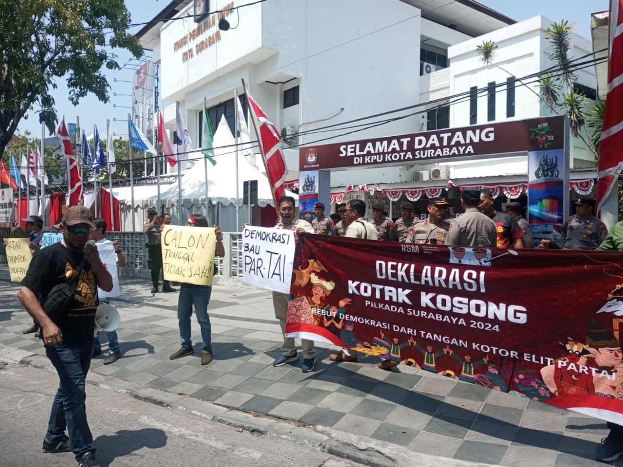 Deklarasi kotak kosong di depan Kantor KPU Surabaya (foto: Alam for jatimnow.com)