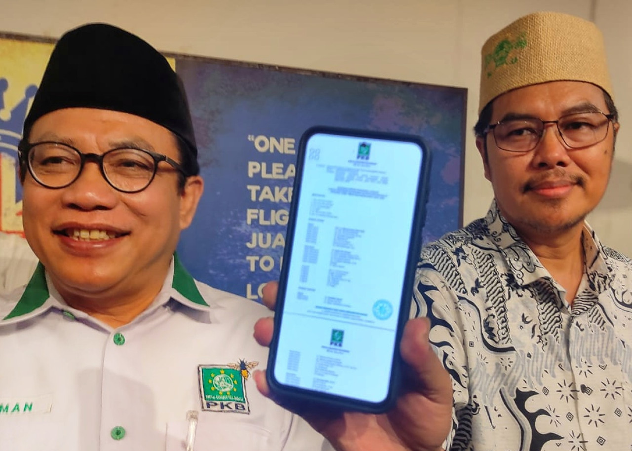 Ketua DPC PKB Sidoarjo, Abdillah Nasih saat memberikan penjelasan mengenai penonaktifan Subandi. (Foto: Ahaddiini HM/jatimnow.com)