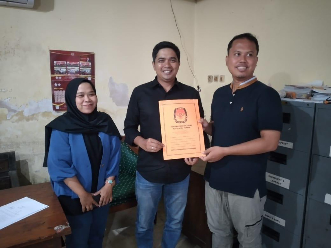 Tim Bapaslon Hendy - Firjaun Serahkan Perbaikan Berkas ke KPU Jember