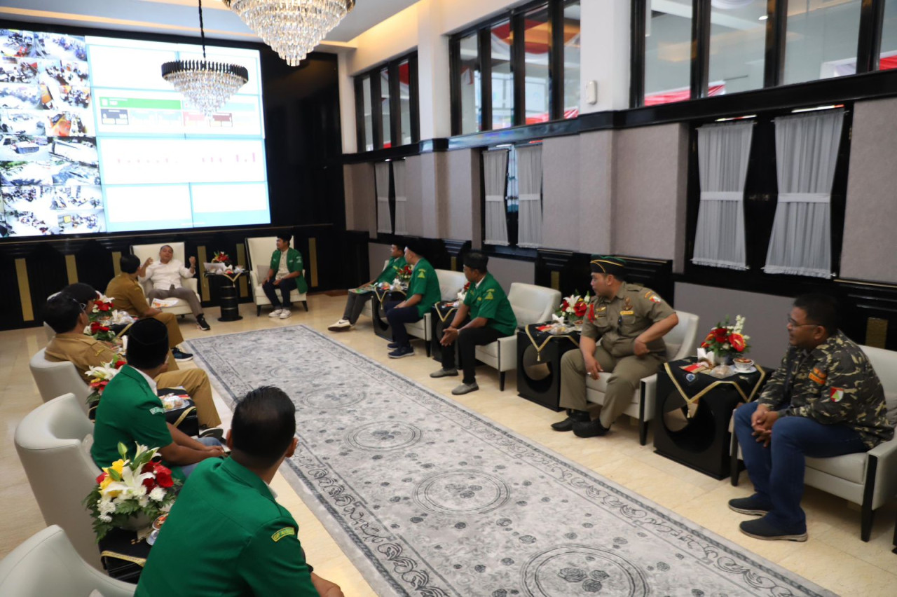 Pimpinan Ansor Surabaya saat menemui Eri Cahyadi di Balai Kota (foto: Ansor for jatimnow.com)