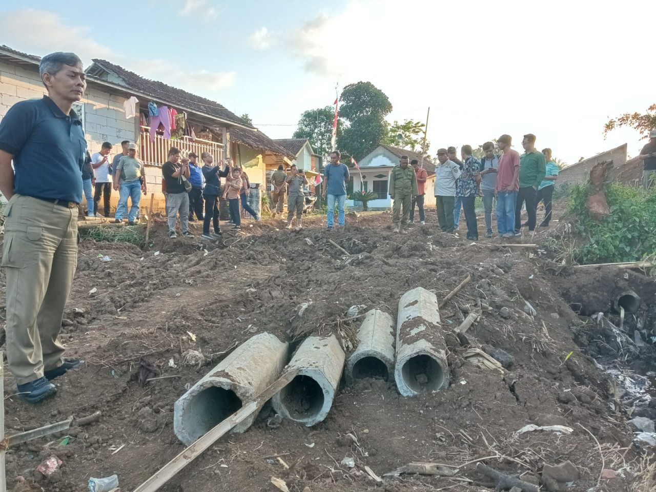 DPRD Jember saat sidak di lokasi pembangunan perumahan (foto: Sugik/jatimnow.com)