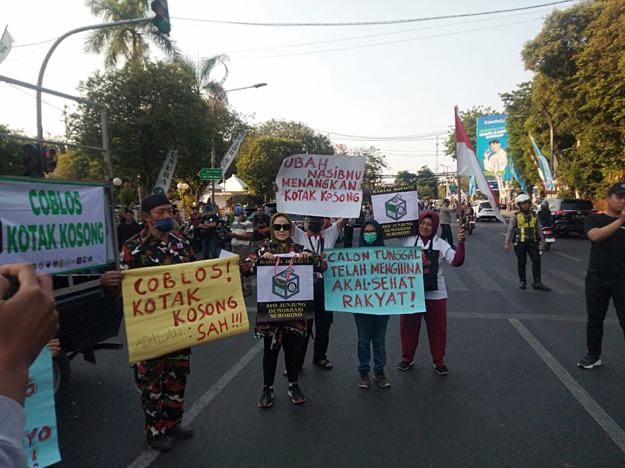 Elemen masyarakat Surabaya menyuarakan dukungan mencoblos Kotak Kosong (foto: Sugi for jatimnow.com)