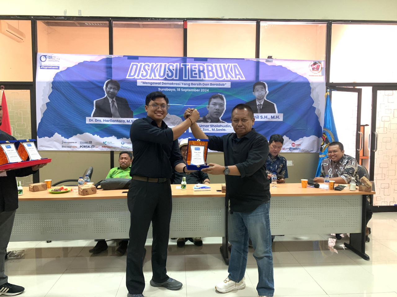 CEO Sygma Bimo saat menyerahkan cinderamata pada Ketua PWI Jatim Luthfil Hakim (foto: Yuris for jatimnow.com)