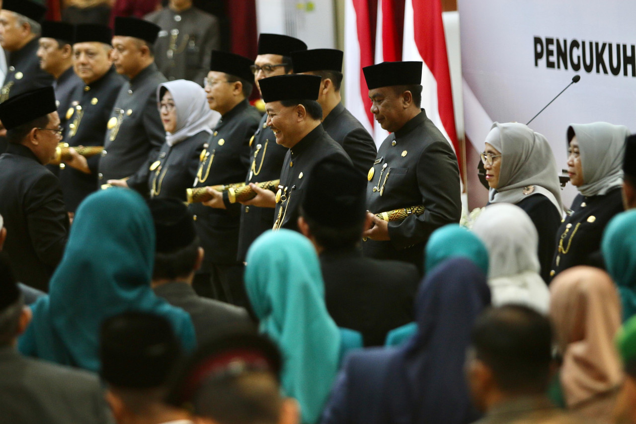 Pj Gubernur Jawa Timur Adhy Karyono memimpin pengambilan sumpah jabatan kepada 13 Penjabat Sementara (Pjs) bupati dan walikota se-Jatim di Grahadi. (FotoL Humas Pemprov Jatim)